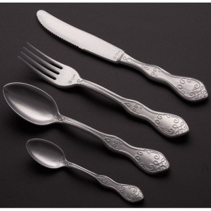 PLASTIC SPOONS 18CM SILVER 10'S